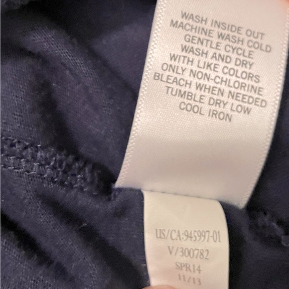 Banana Republic Sleeveless Blouse, scoop neck, key hole & button closure, sz M - Picture 5 of 6